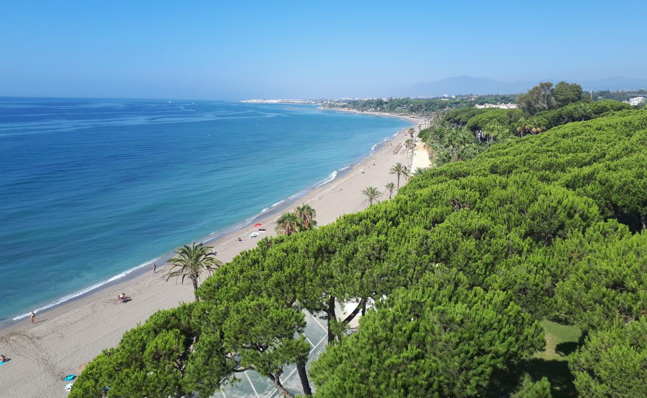 Playa de Nagueles'in fotoğrafı gri kum yüzey ile