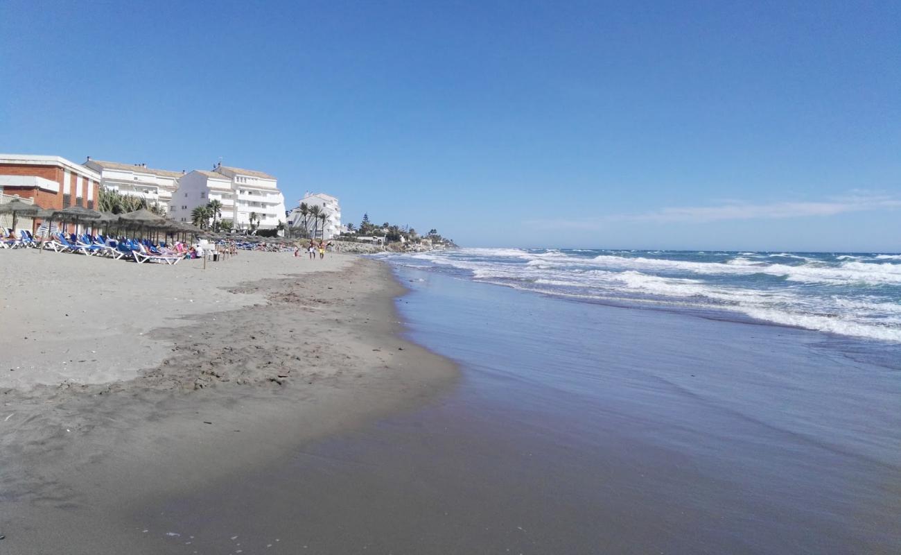 Playa de las Chapas'in fotoğrafı gri kum yüzey ile