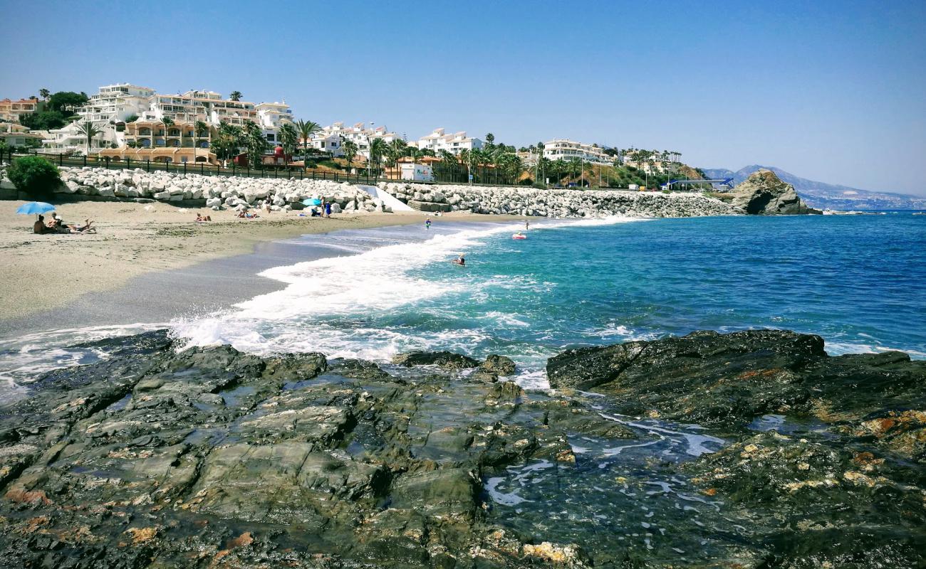 Playa Faro de Calaburras'in fotoğrafı gri kum yüzey ile