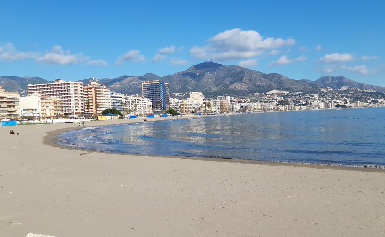 Plaj Fuengirola'in fotoğrafı gri ince kum yüzey ile