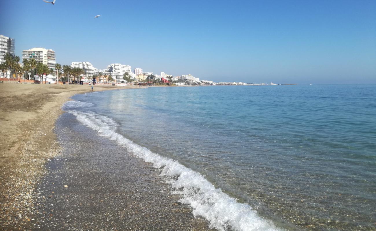 Playa Arroyo de la Miel'in fotoğrafı gri kum yüzey ile