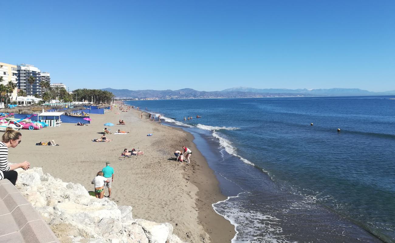 Carihuela Plajı'in fotoğrafı gri kum yüzey ile