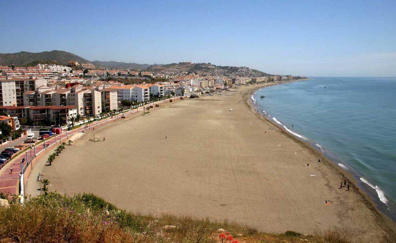 Playa del Rincon de la Victoria'in fotoğrafı gri kum yüzey ile