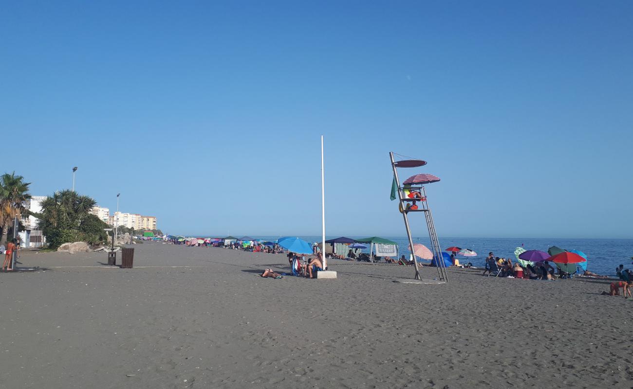 Playa Caleta de Velez'in fotoğrafı gri kum yüzey ile