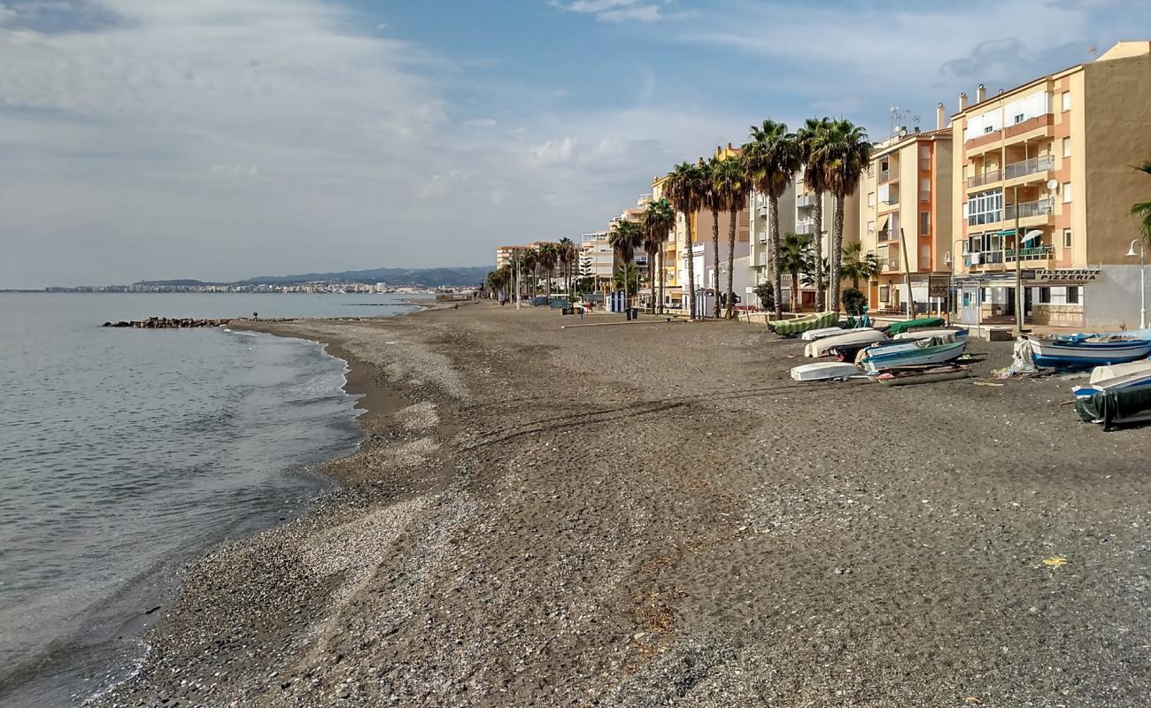 Playa de la Mezquitilla'in fotoğrafı gri kum yüzey ile