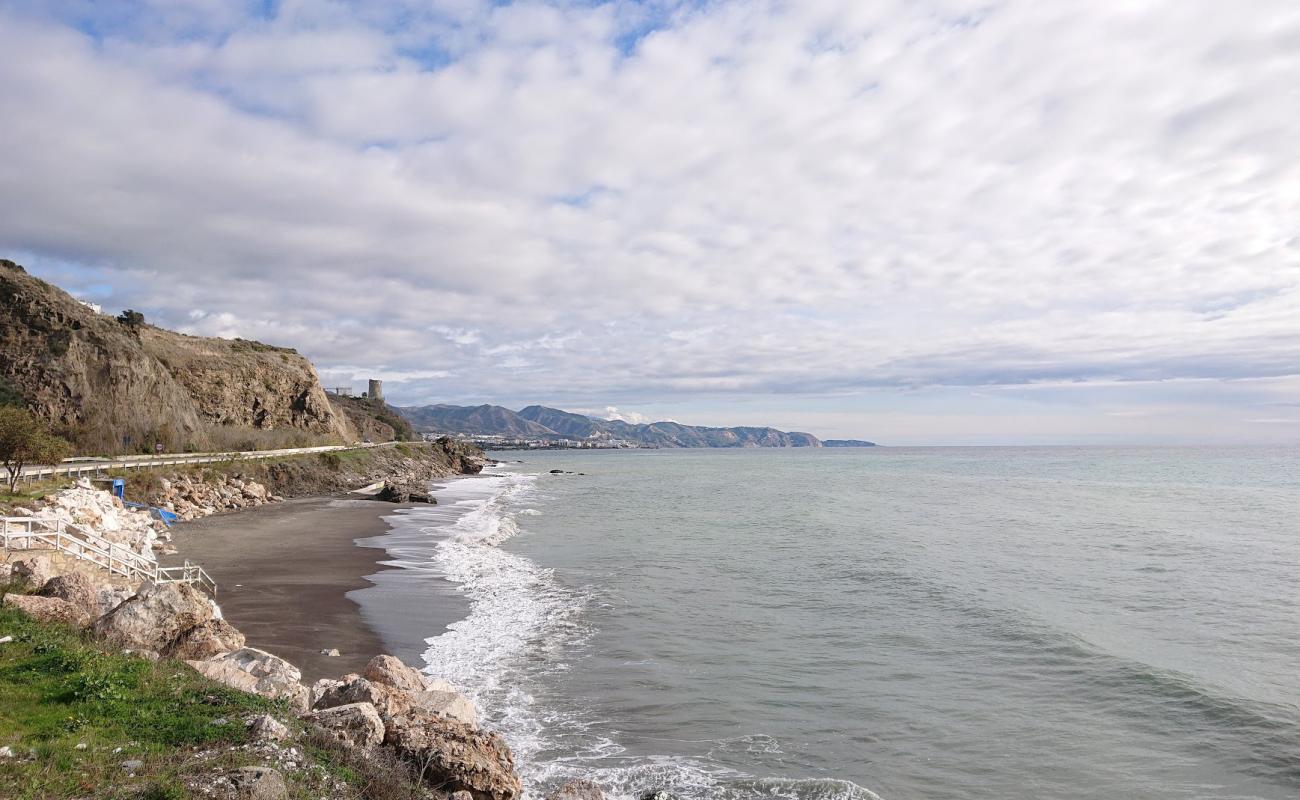 Mazagarrobo beach'in fotoğrafı gri kum yüzey ile