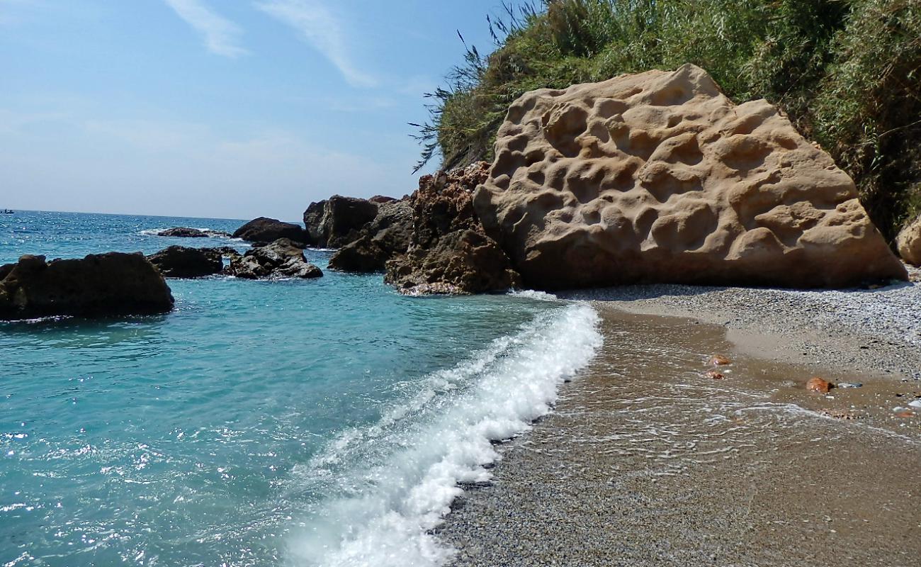 Cala Barranco de Maro'in fotoğrafı gri ince çakıl taş yüzey ile