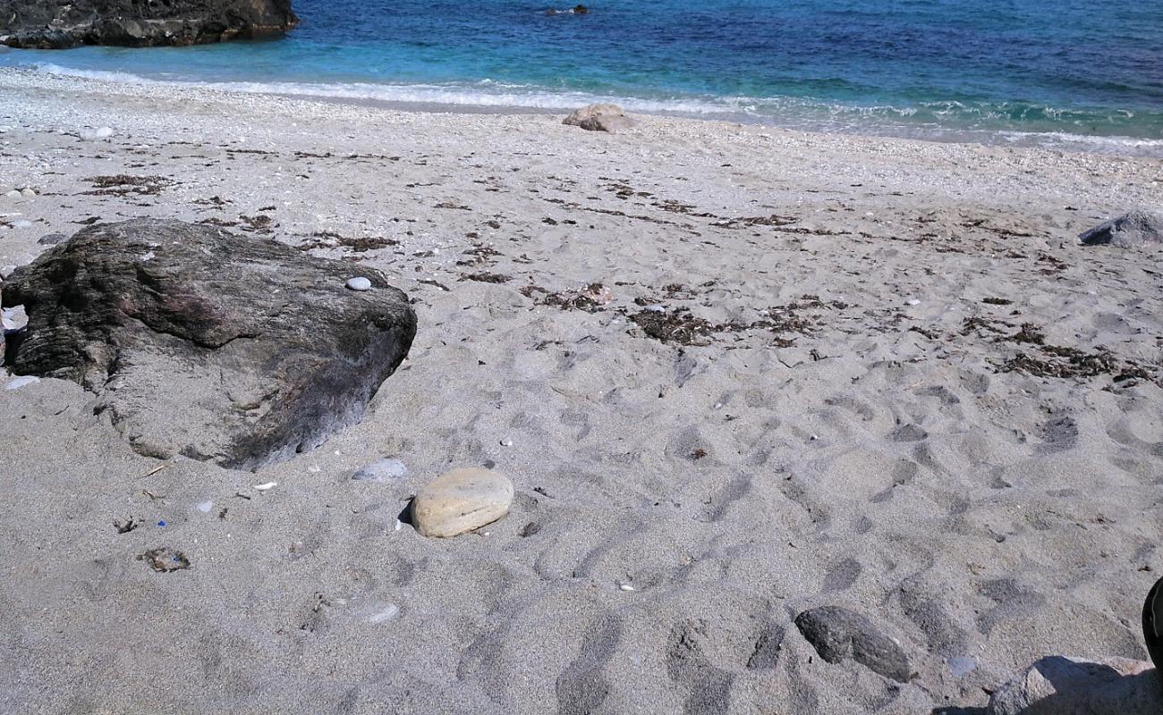 Caleta beach'in fotoğrafı hafif ince çakıl taş yüzey ile