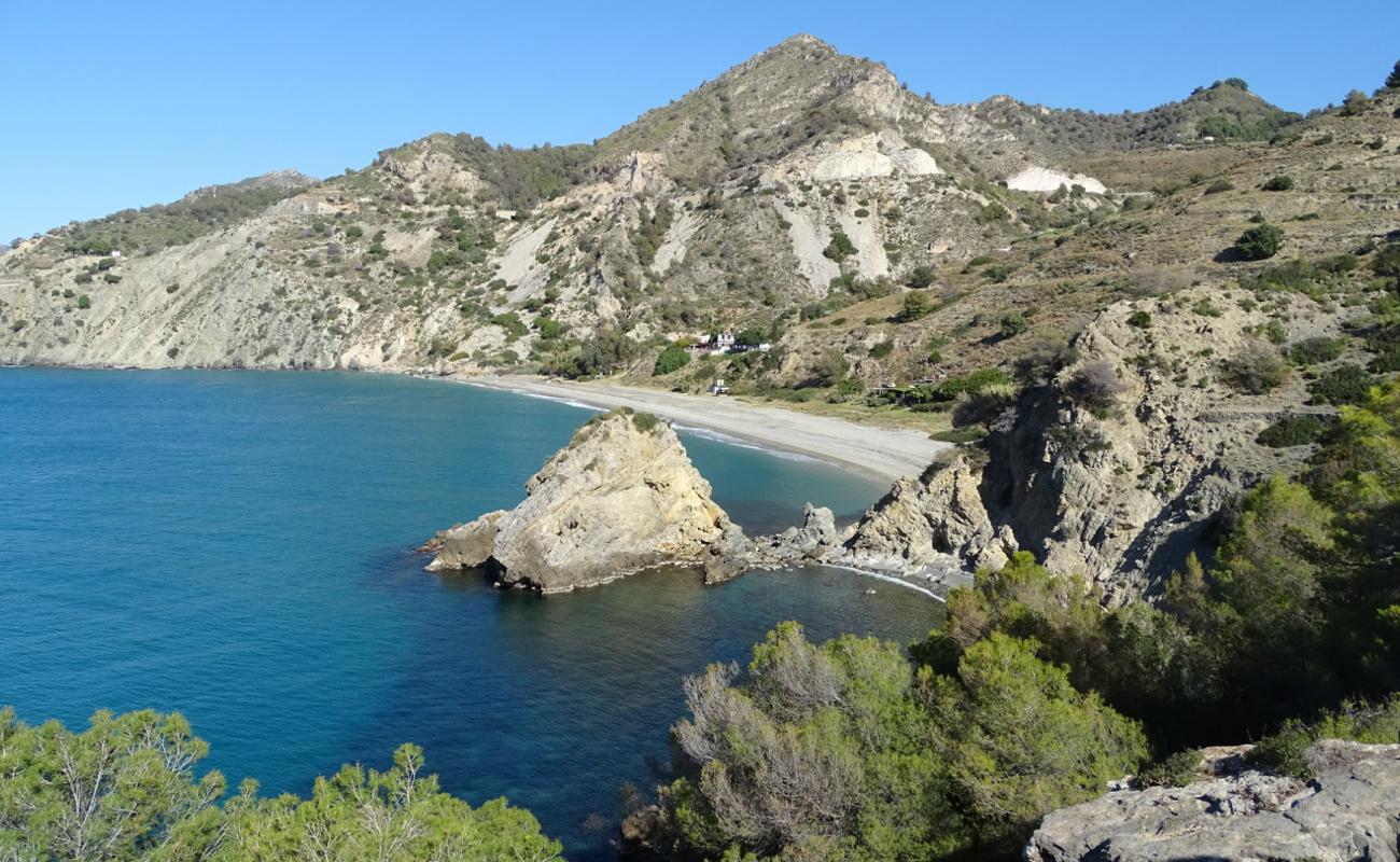 Cala del Canuelo'in fotoğrafı hafif ince çakıl taş yüzey ile