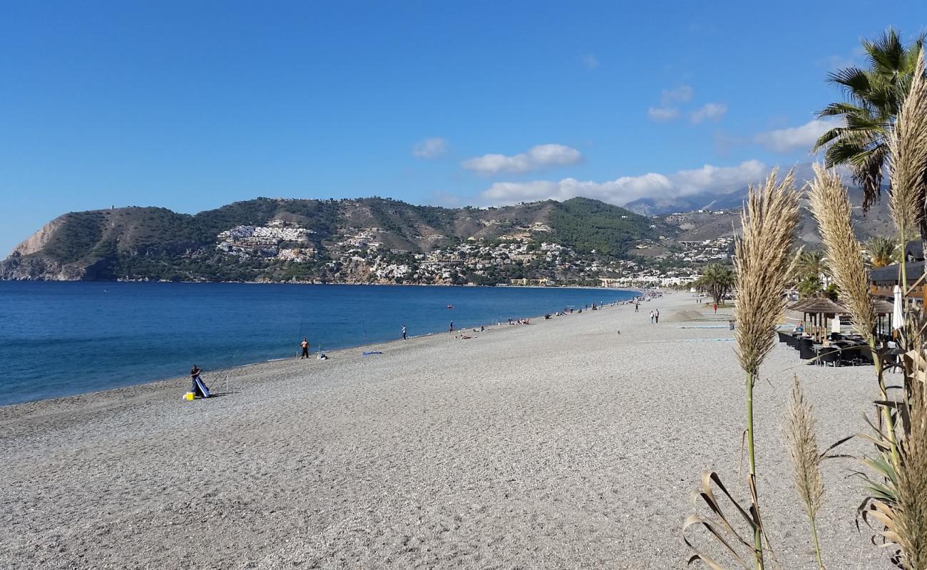 Herradura Plajı'in fotoğrafı küçük gri çakıllar yüzey ile