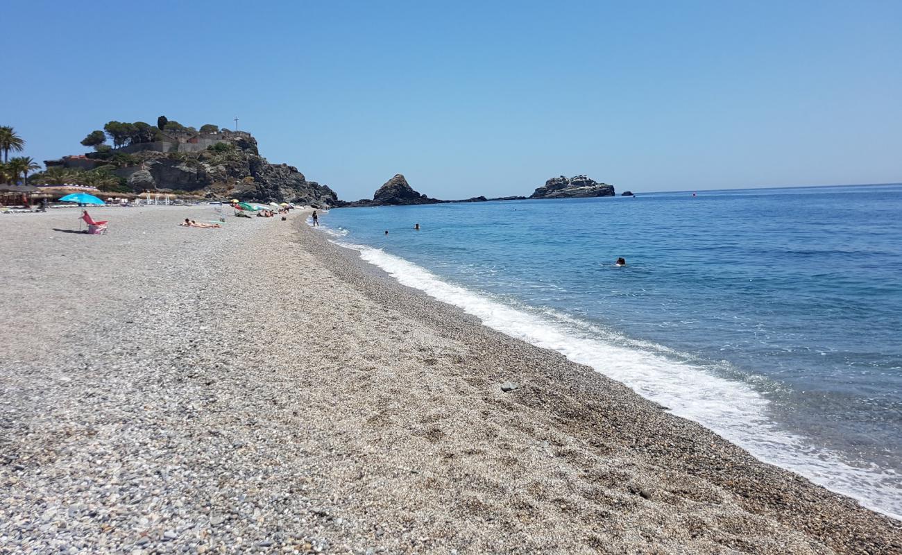 Almunecar beach'in fotoğrafı gri ince çakıl taş yüzey ile