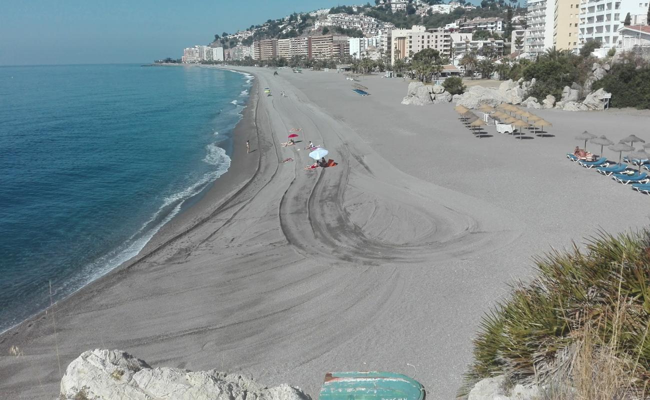 Playa de Velilla'in fotoğrafı gri ince çakıl taş yüzey ile