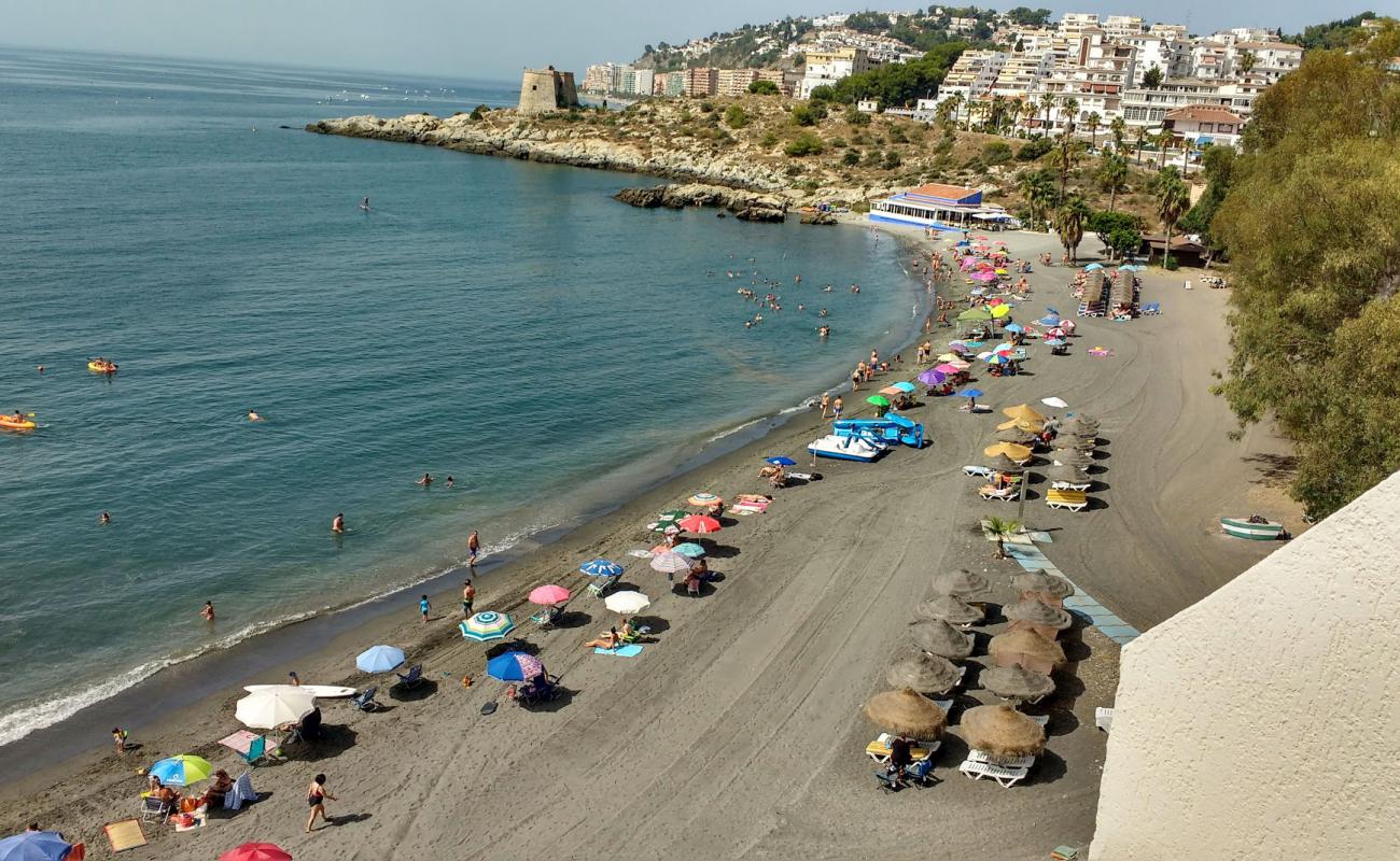 Playa del Pozuelo'in fotoğrafı gri kum ve çakıl yüzey ile