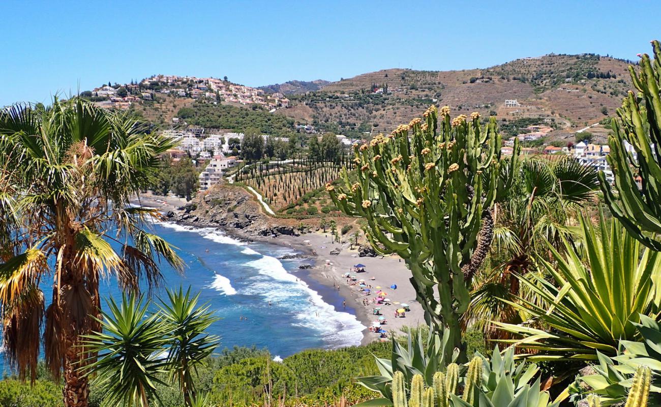 Playa Calabajio'in fotoğrafı gri ince çakıl taş yüzey ile