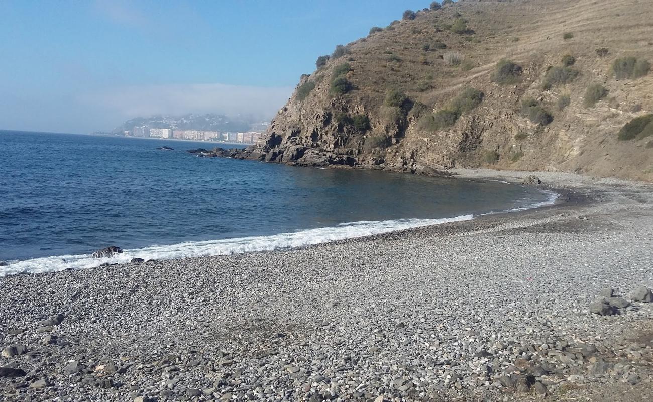 Playa Barranco de Enmedio'in fotoğrafı gri ince çakıl taş yüzey ile