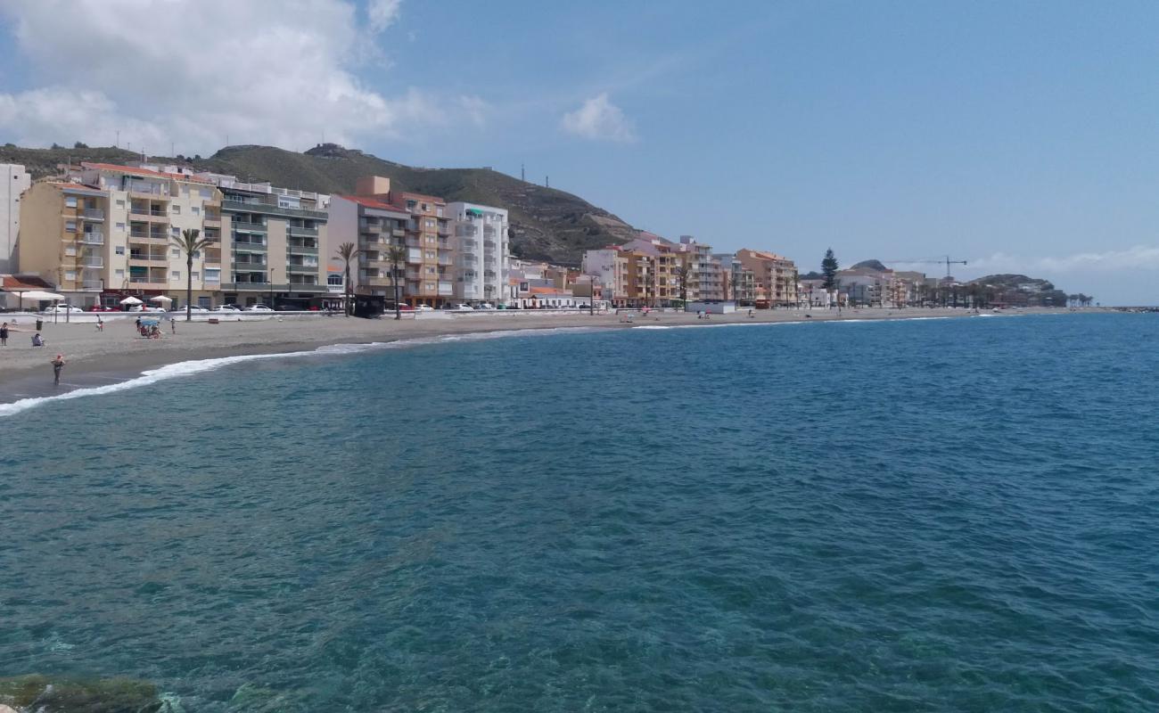 Playa de Torrenueva Costa'in fotoğrafı gri deniz kabuğu kumu yüzey ile