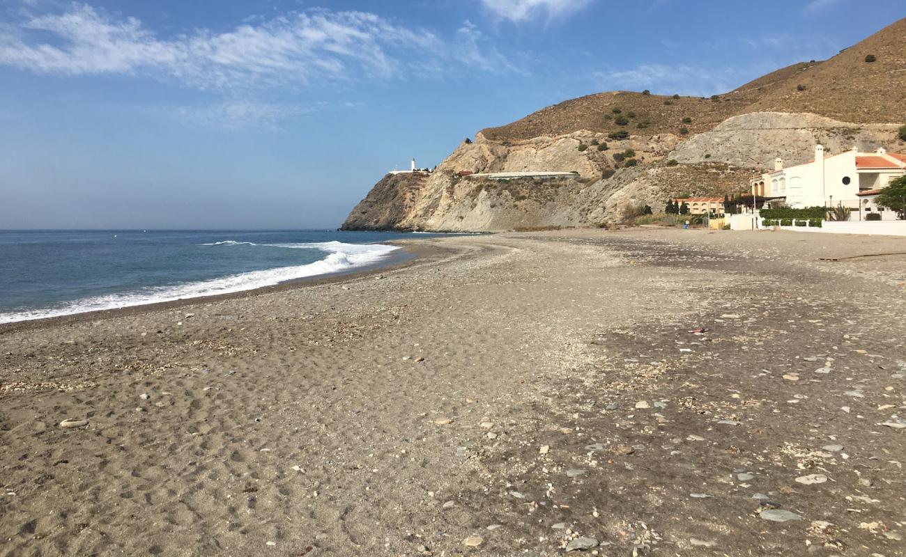 Playa Carchuna'in fotoğrafı küçük gri çakıllar yüzey ile