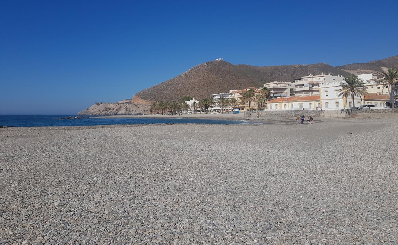 Playa Castell del Ferro'in fotoğrafı gri ince çakıl taş yüzey ile