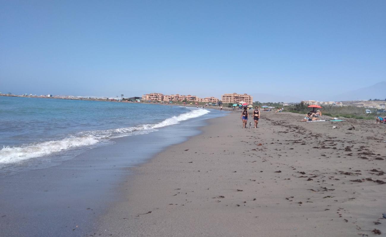 Almerimar Plajı'in fotoğrafı gri deniz kabuğu kumu yüzey ile