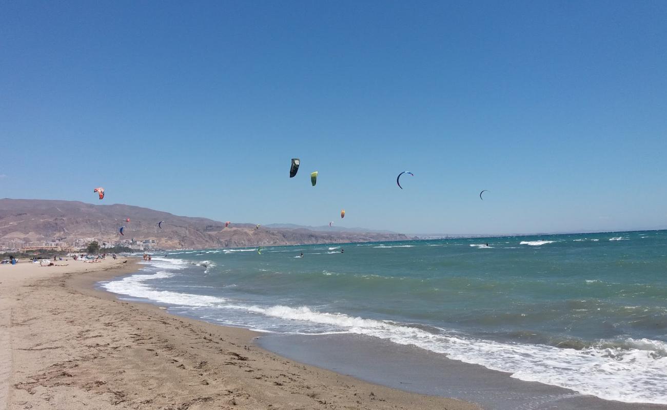 Playa de las Salinas'in fotoğrafı gri deniz kabuğu kumu yüzey ile