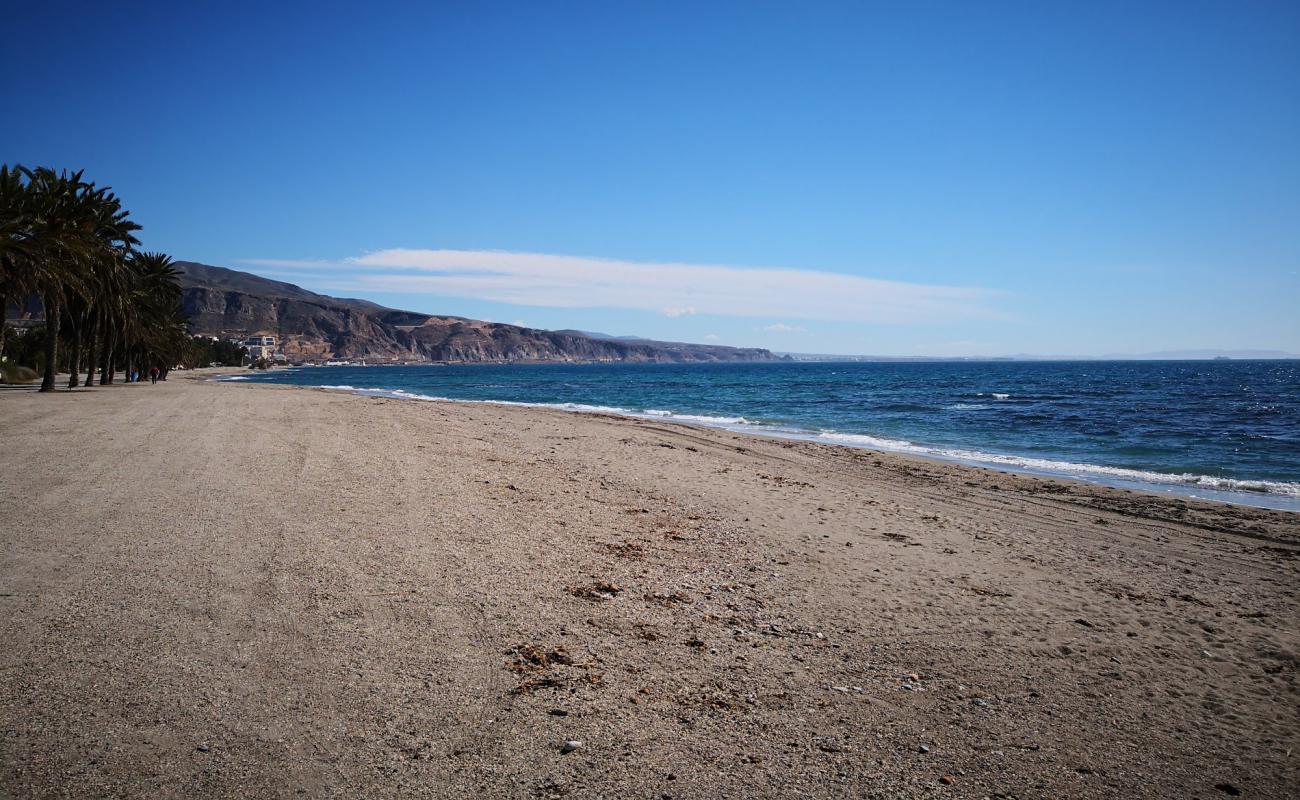 Playa los Bajos'in fotoğrafı hafif ince çakıl taş yüzey ile