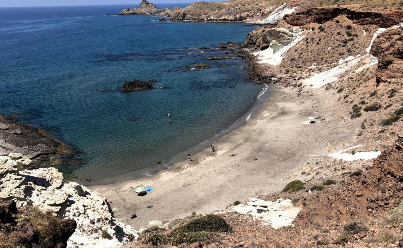 Cala Raja'in fotoğrafı açık bej kum yüzey ile