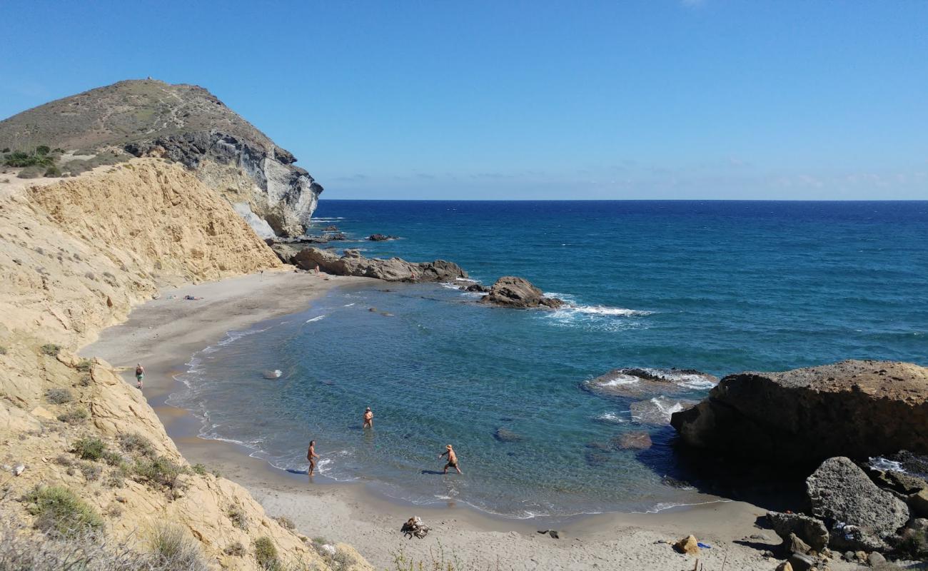 Cala de los Amarillos'in fotoğrafı gri kum yüzey ile