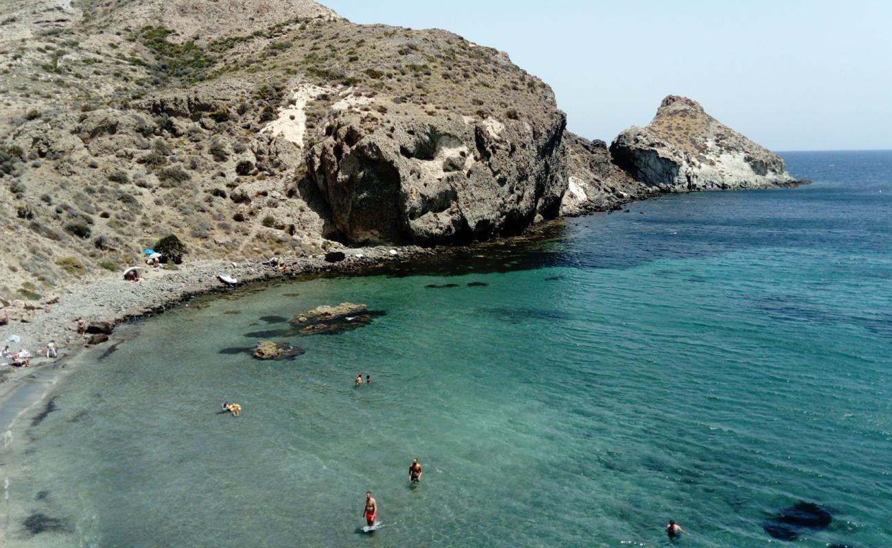 Cala Higuera'in fotoğrafı kahverengi çakıl yüzey ile