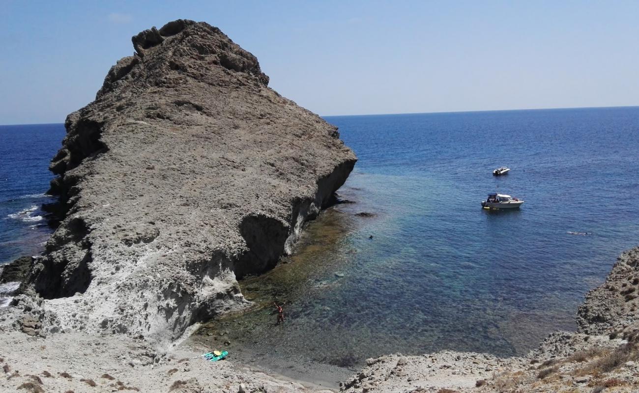 Cala de las Hermanicas'in fotoğrafı taşlı kum yüzey ile