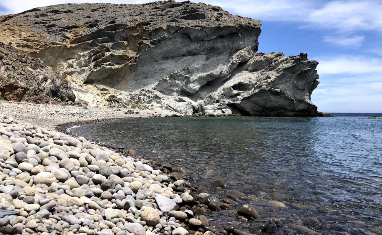 Cala Grande de los Escullos'in fotoğrafı gri çakıl taşı yüzey ile