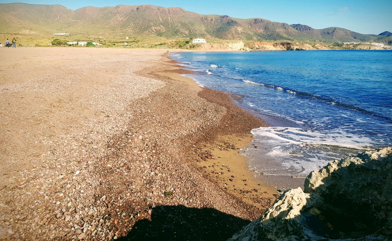 Playa Los Escullos'in fotoğrafı gri deniz kabuğu kumu yüzey ile