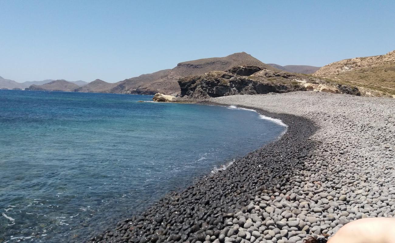 Cala del Carnaje'in fotoğrafı gri çakıl taşı yüzey ile