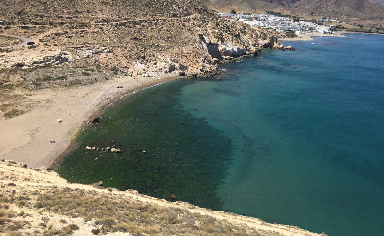 Cala del Cuervo'in fotoğrafı gri kum ve çakıllar yüzey ile