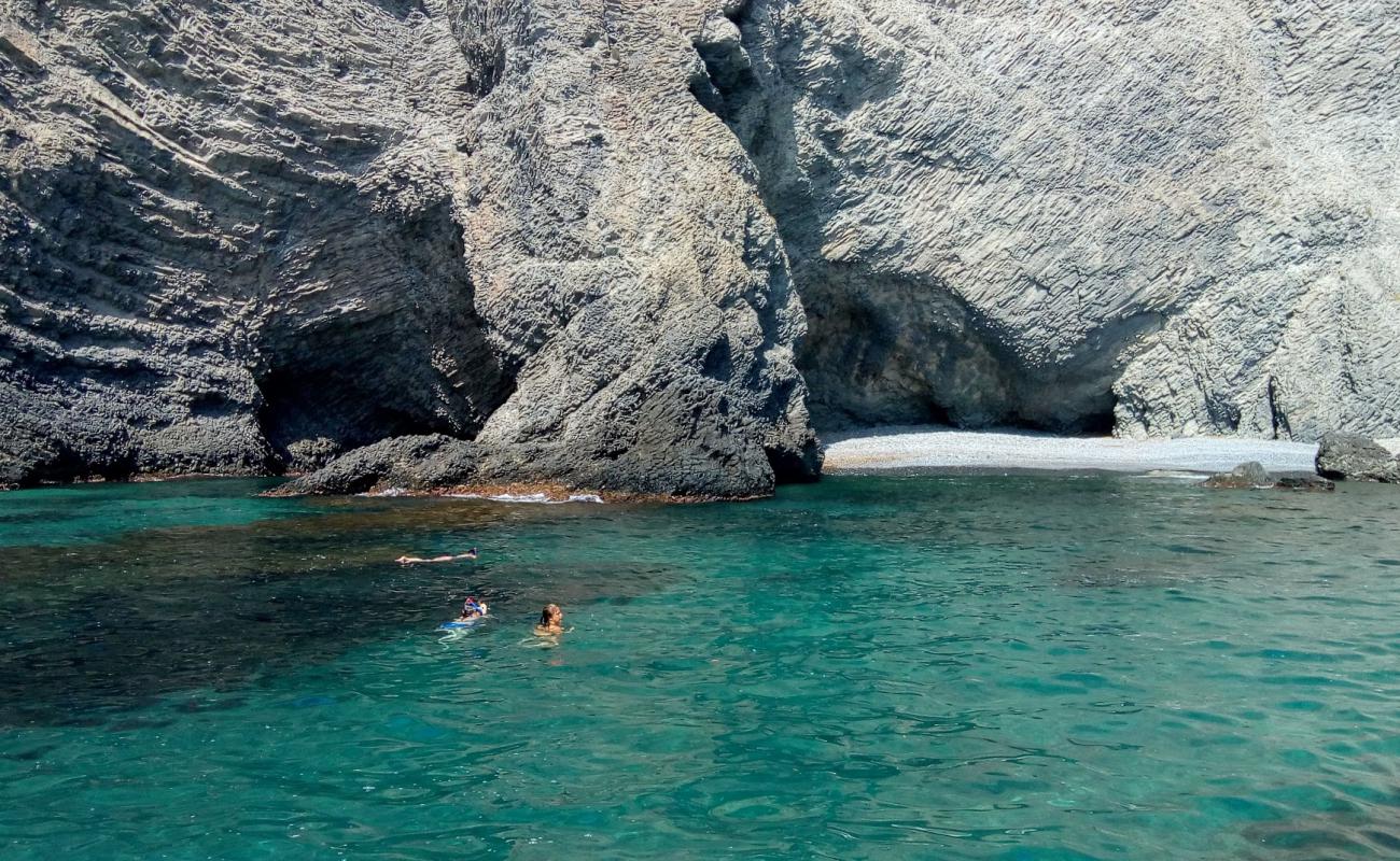 Cala Puente'in fotoğrafı gri ince çakıl taş yüzey ile