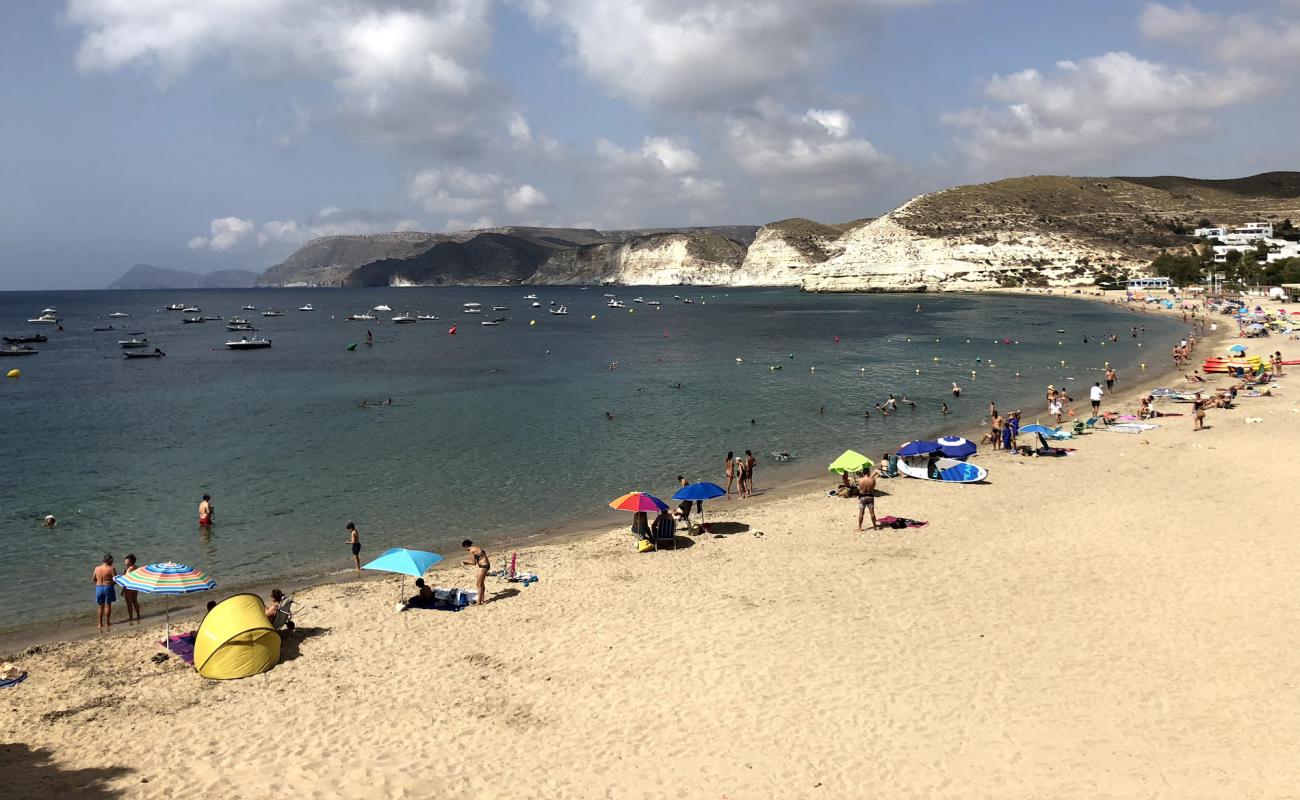 Playa Agua Amarga'in fotoğrafı kahverengi kum yüzey ile