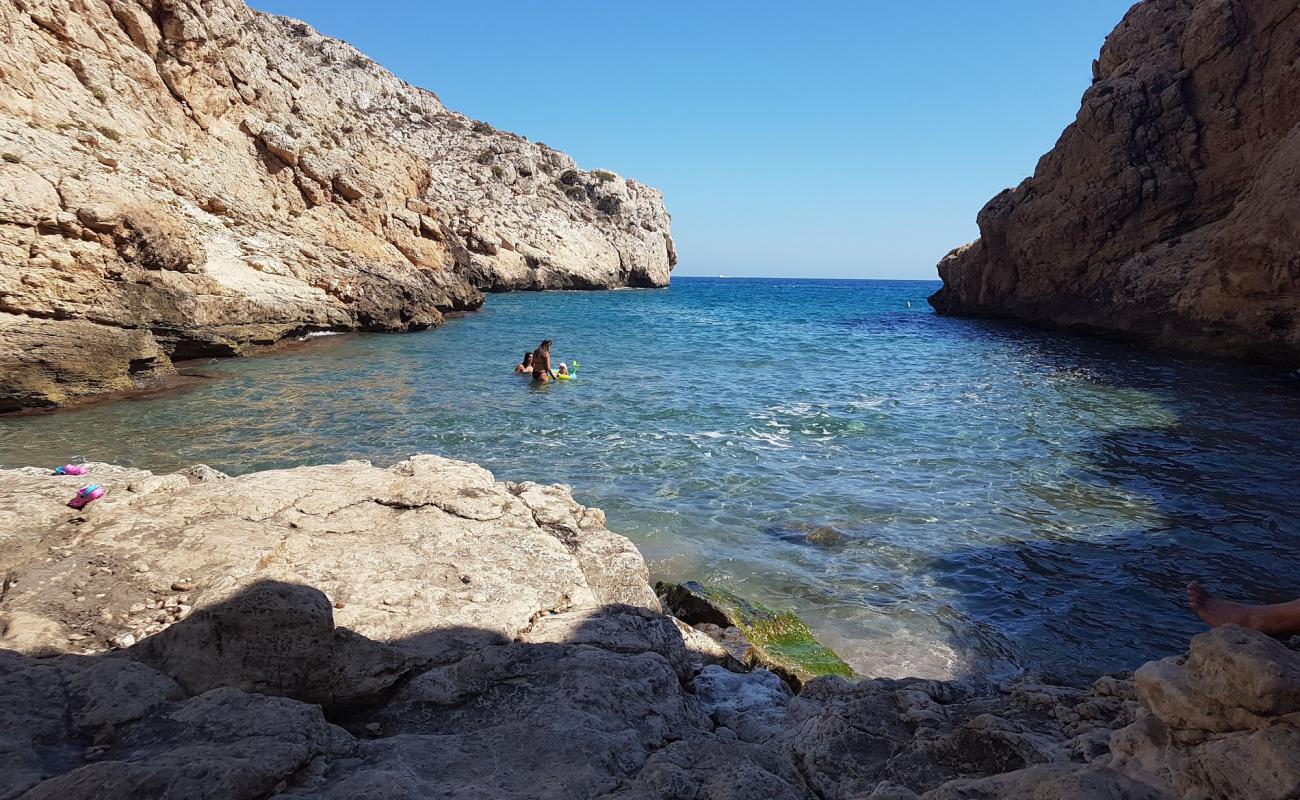 Cala Paraiso'in fotoğrafı kahverengi kum yüzey ile