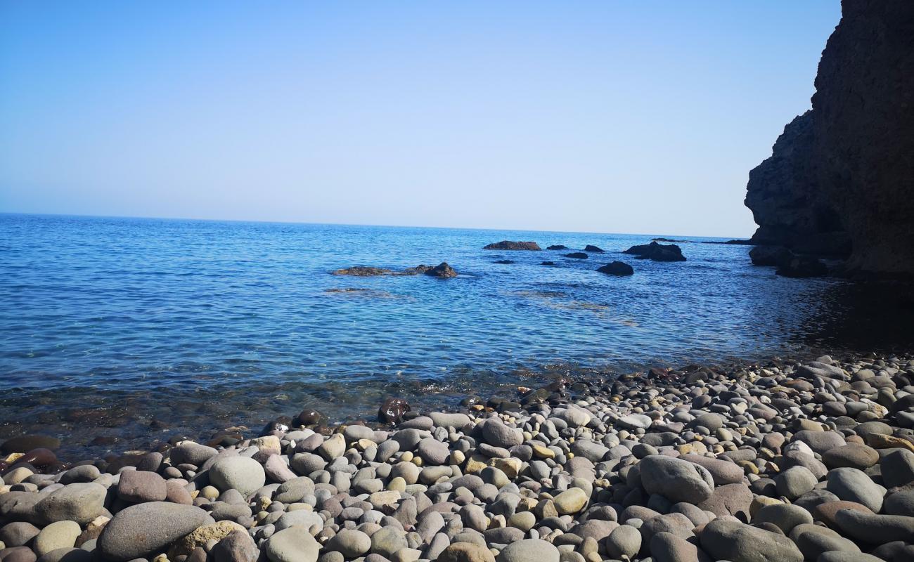 Cala los Mendrugos'in fotoğrafı gri çakıl taşı yüzey ile