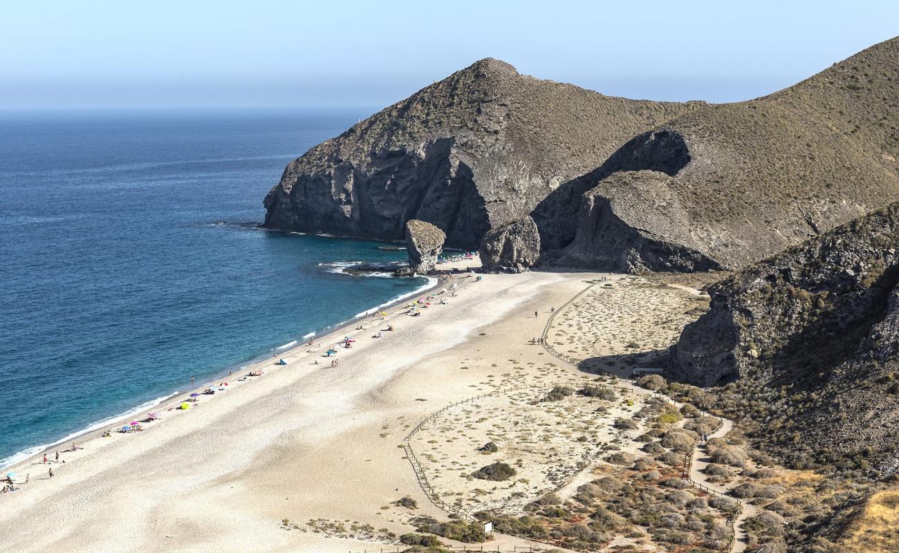 Playa de los Muertos'in fotoğrafı parlak kabuk kumu yüzey ile