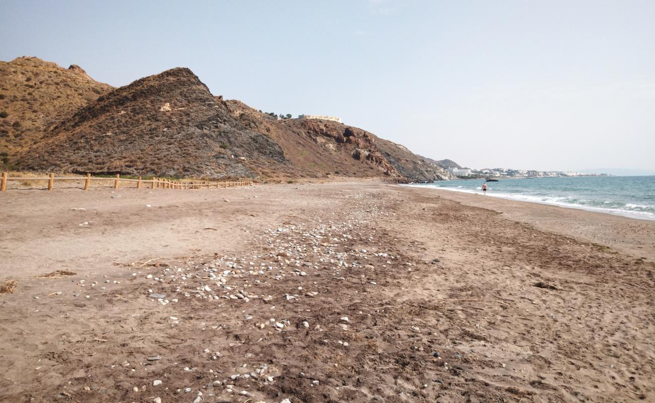 Playa de Macenas'in fotoğrafı taşlı kum yüzey ile