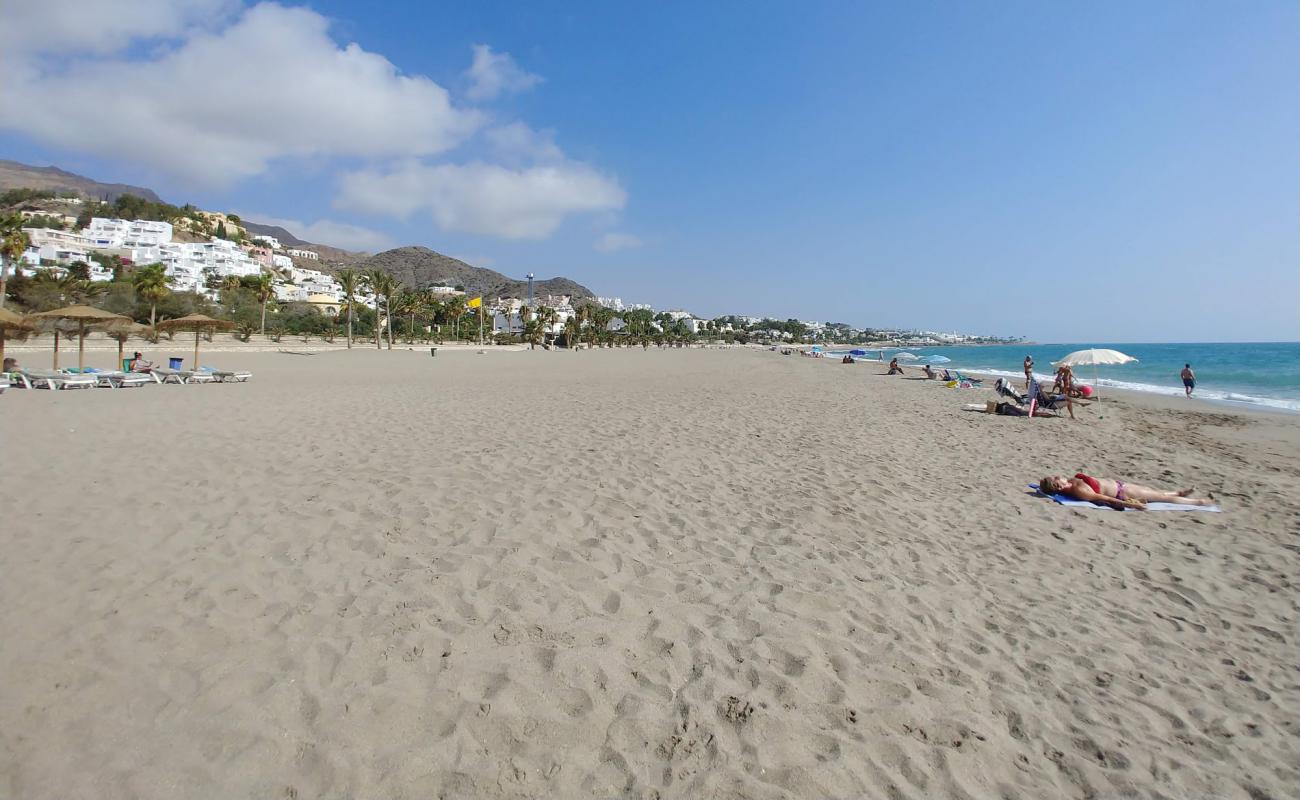 Playa de la Mena'in fotoğrafı parlak kum yüzey ile