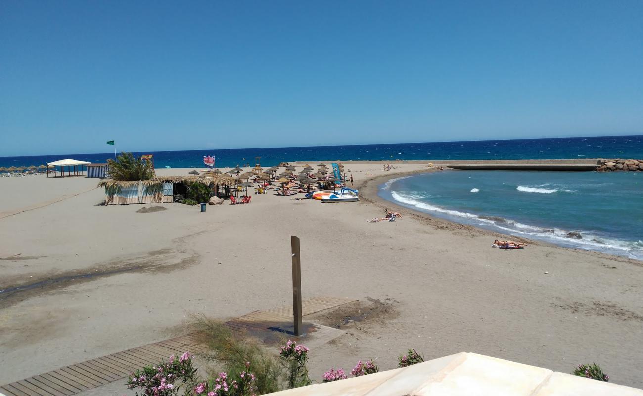 Playa Cueva del Lobo'in fotoğrafı kahverengi kum yüzey ile