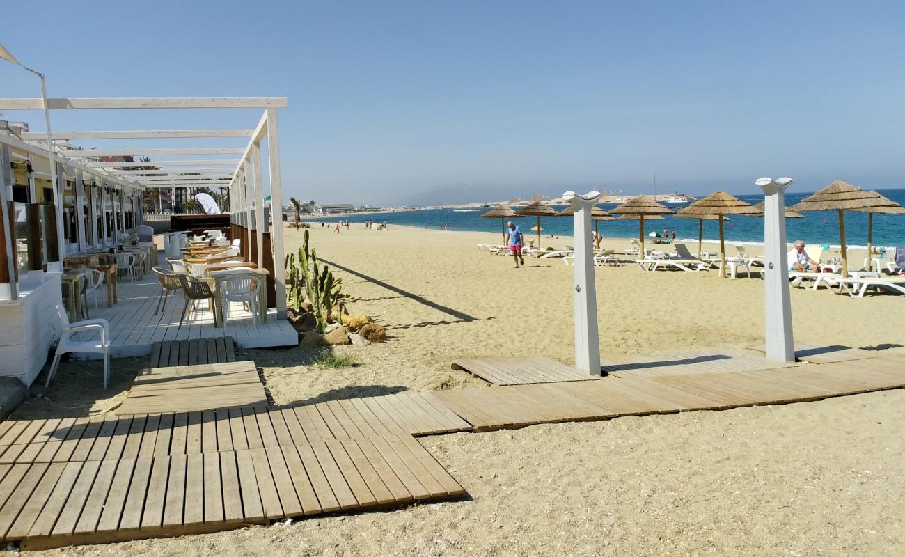 Playa de Garrucha'in fotoğrafı bej kabuklu kum yüzey ile