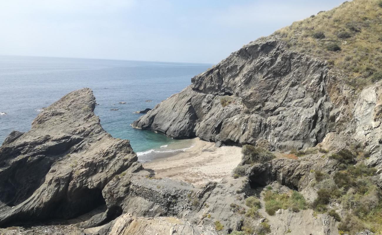 Cala Penon Cortado'in fotoğrafı küçük gri çakıllar yüzey ile