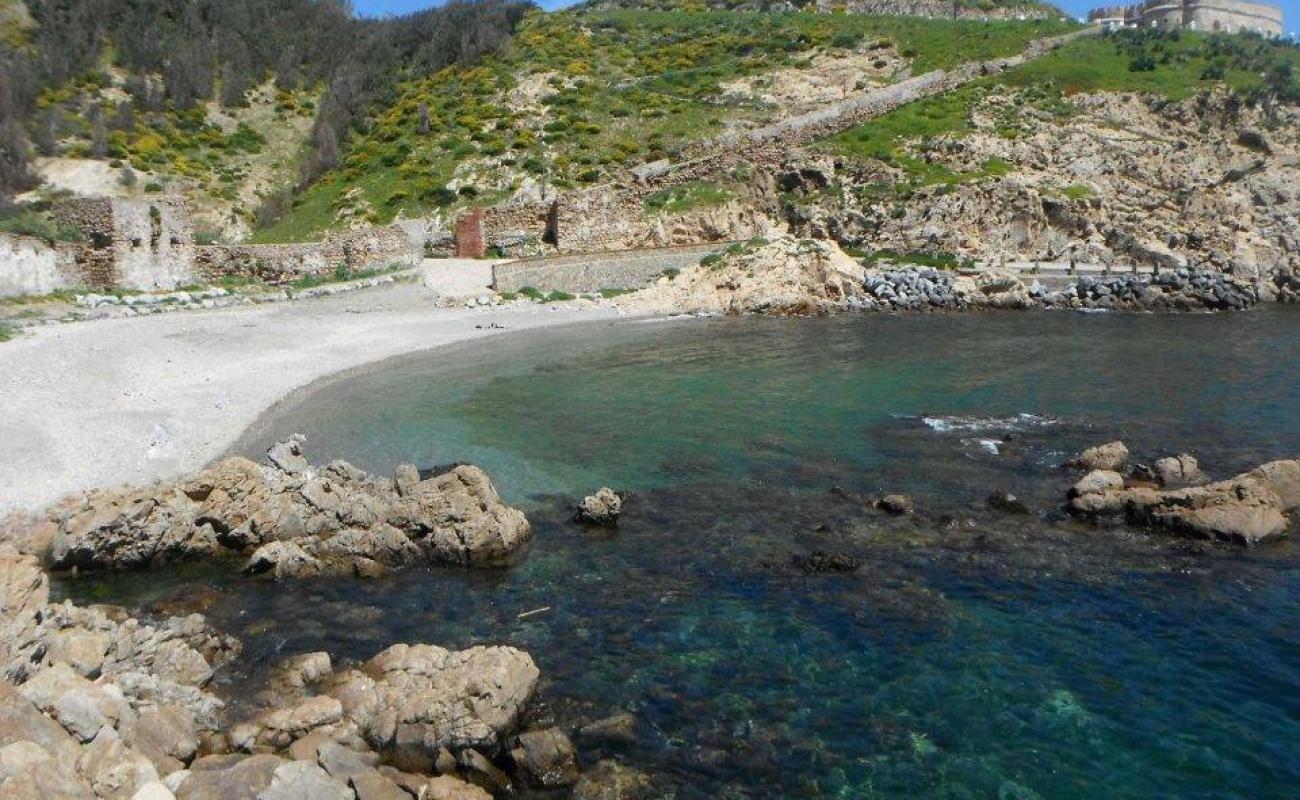 Cala del Desnarigado'in fotoğrafı bej çakıl yüzey ile