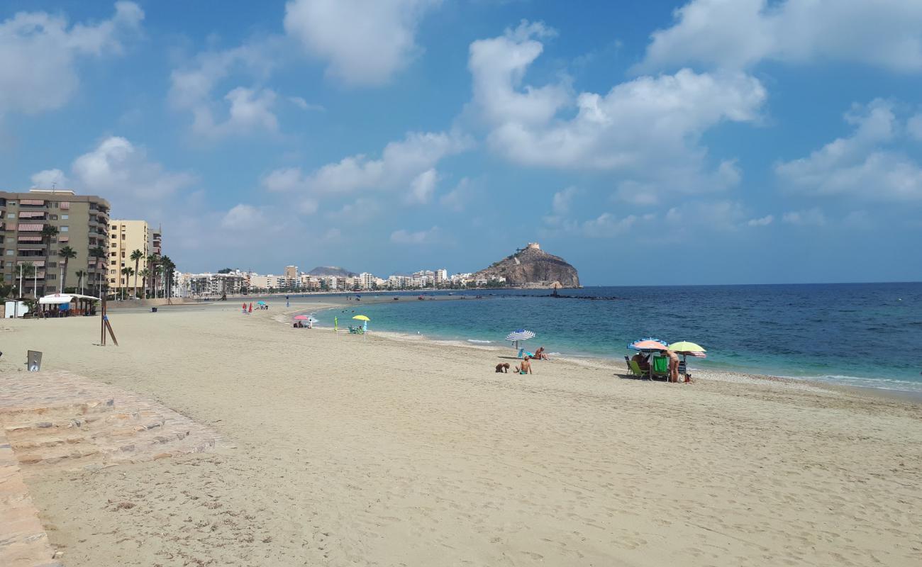 Playa de Poniente'in fotoğrafı küçük kahverengi çakıllar yüzey ile