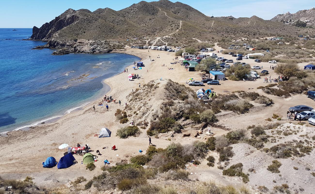 Playa del Arroz'in fotoğrafı gri deniz kabuğu kumu yüzey ile