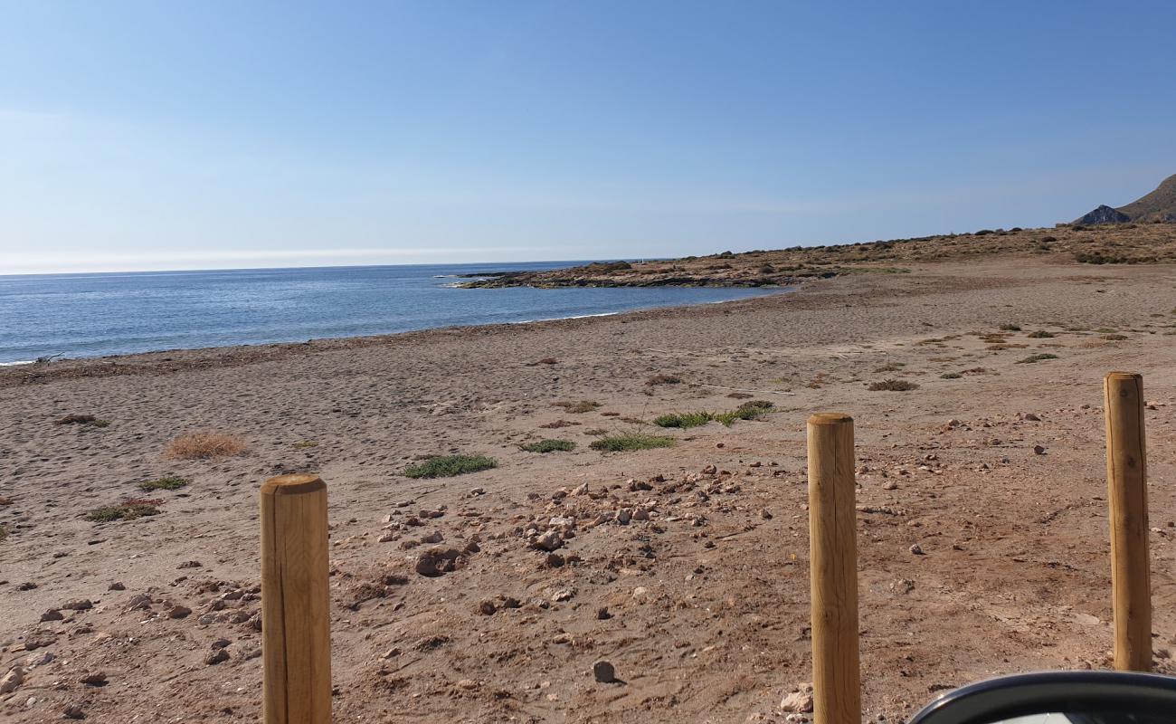 Playa del Rafal'in fotoğrafı siyah kum ve çakıllar yüzey ile