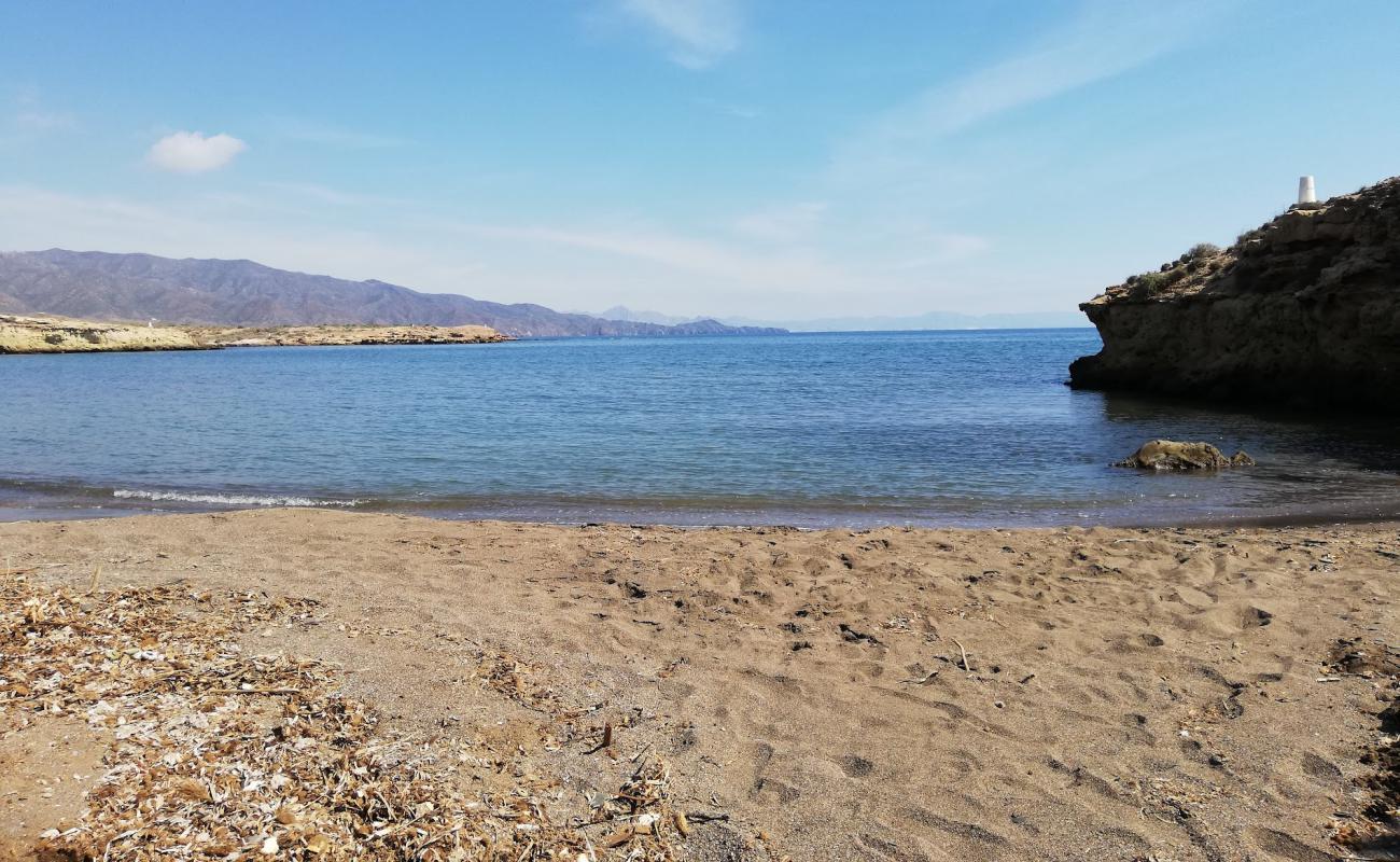 Cala del Pozo de las Huertas'in fotoğrafı gri ince çakıl taş yüzey ile