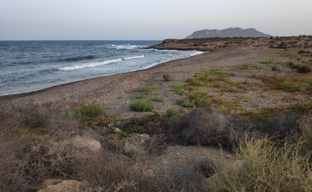 Cala de los Abejorros'in fotoğrafı gri çakıl taşı yüzey ile