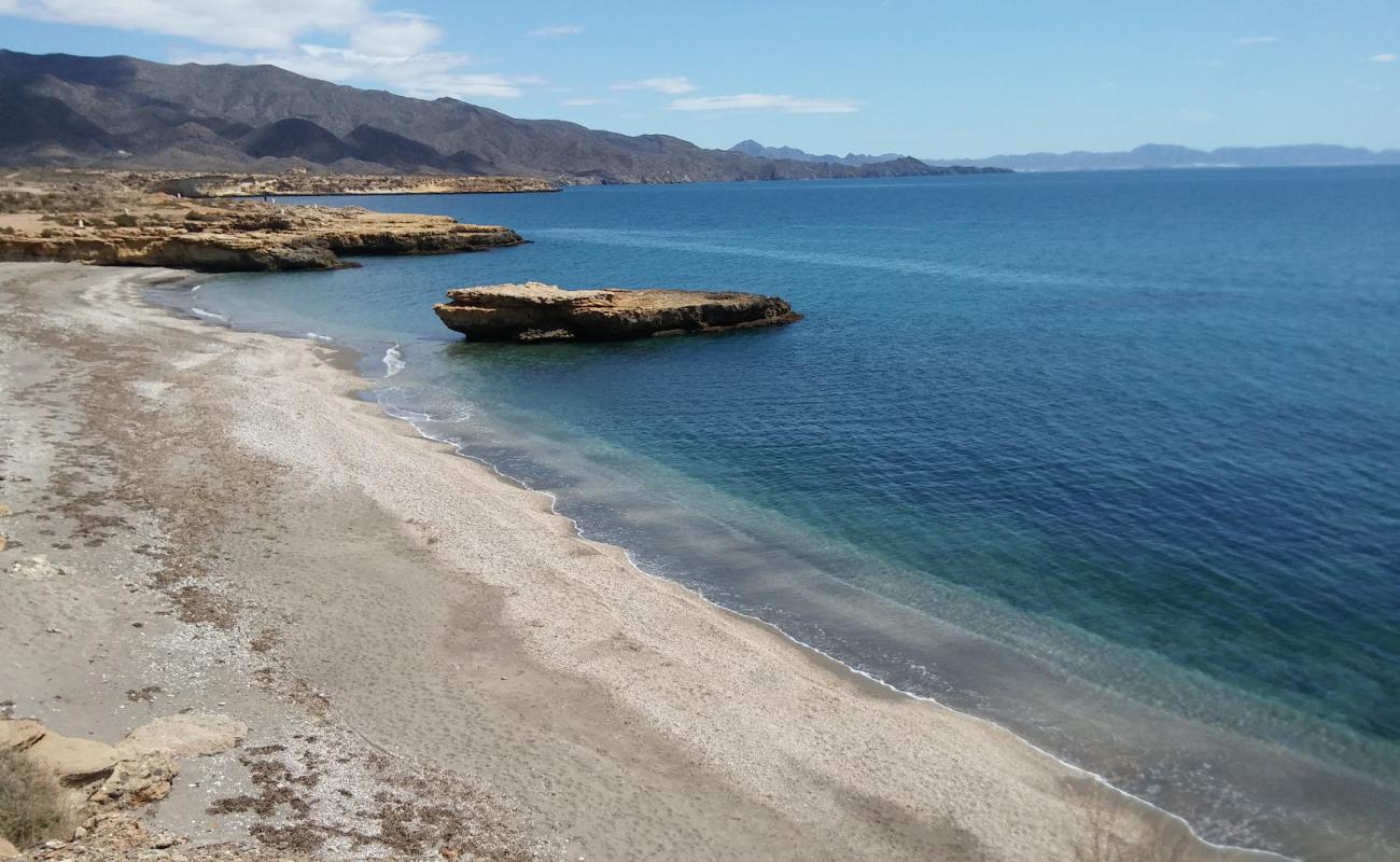 Playa de la Galera'in fotoğrafı gri kum yüzey ile